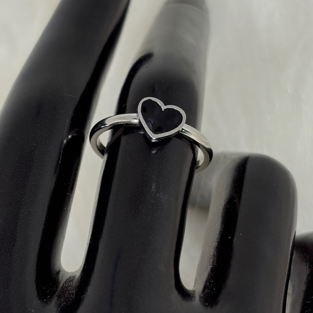 18k White Gold P Enamel Black Heart Ring